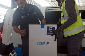 La ministra Darias presencia en Gando (Telde) la llegada de 43.000 vacunas de Pfizer-BioNTech/Acfi Press.